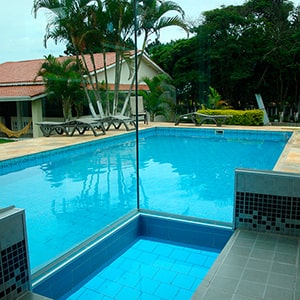 PISCINA COM SAUNA ACOPLADA